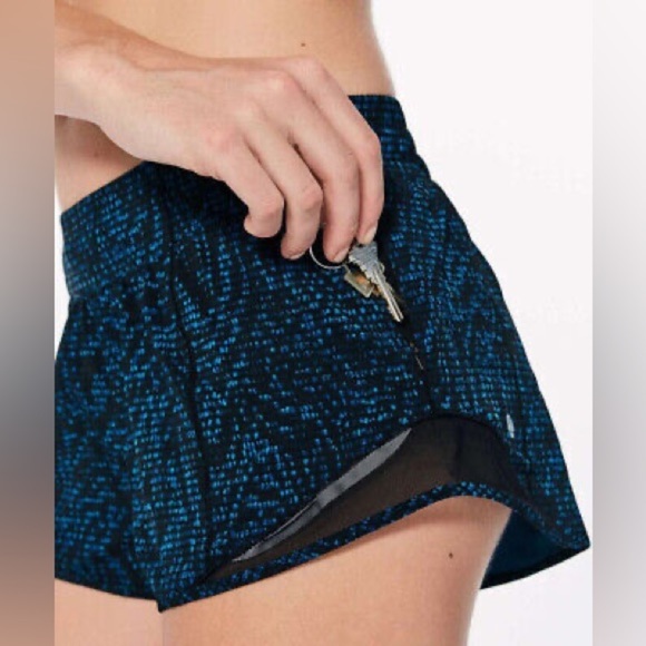 🍋 Lululemon Hotty Hot Short II 2.5" – Pulse Capri Blue/Black, Size 8  🍋 - Picture 9 of 10